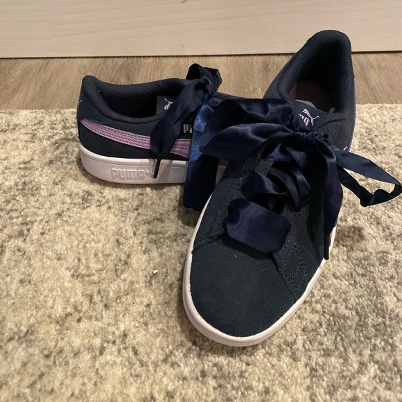 Puma kids suede sneakers NEW - Picture 2 of 2